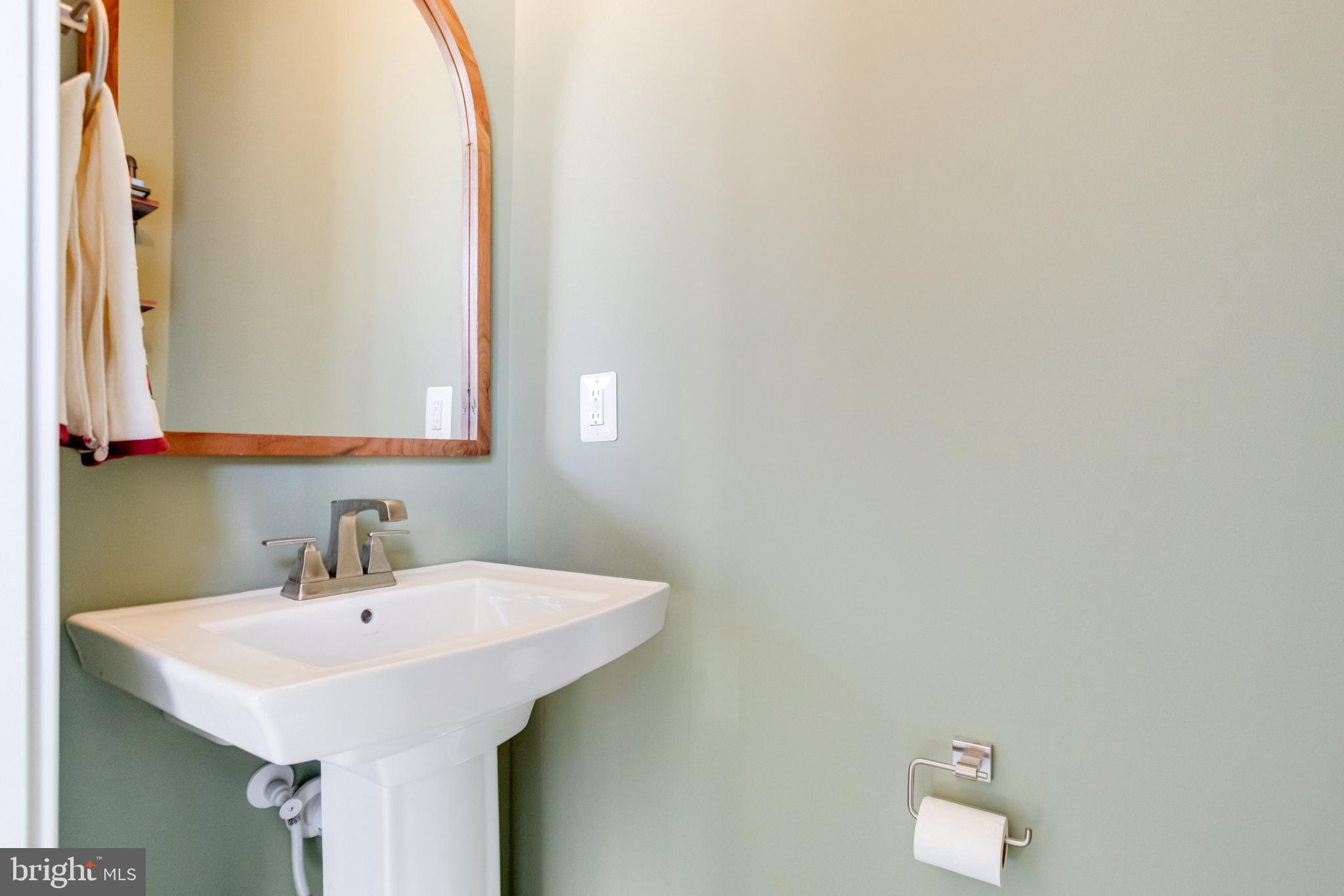 216 South Newkirk Street Baltimore, MD 21224 - Photo 17 of 35 Main Level Half Bath