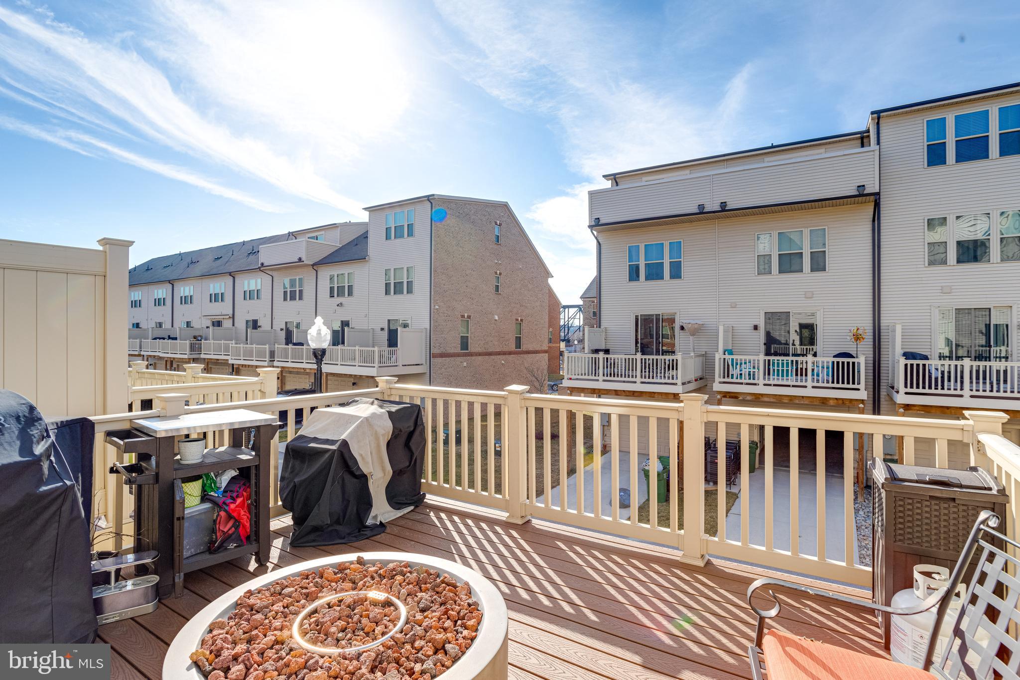 216 South Newkirk Street Baltimore, MD 21224 - Photo 33 of 35 Trex Deck