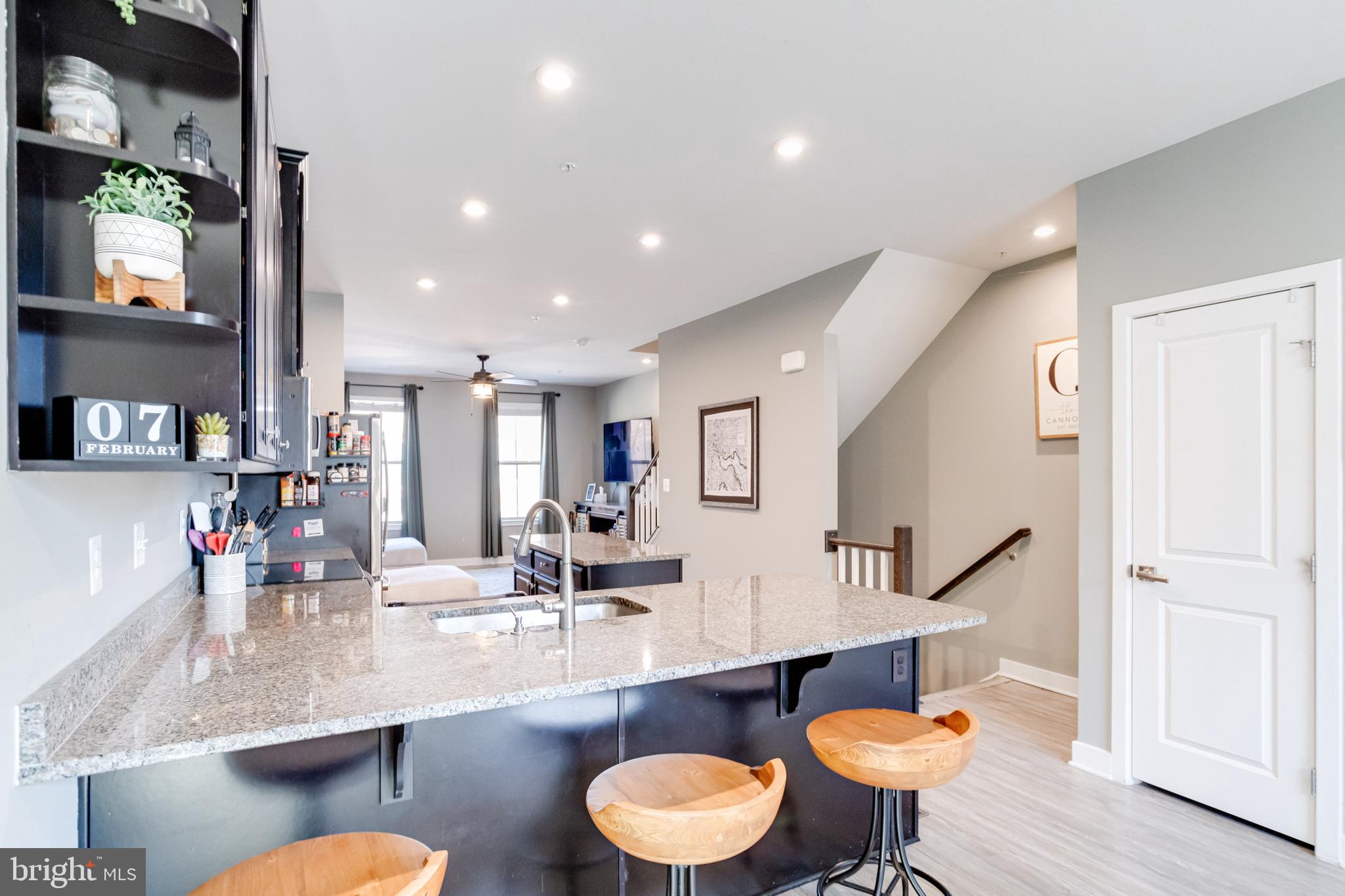 216 South Newkirk Street Baltimore, MD 21224 - Photo 5 of 35 Kitchen with Bar Top