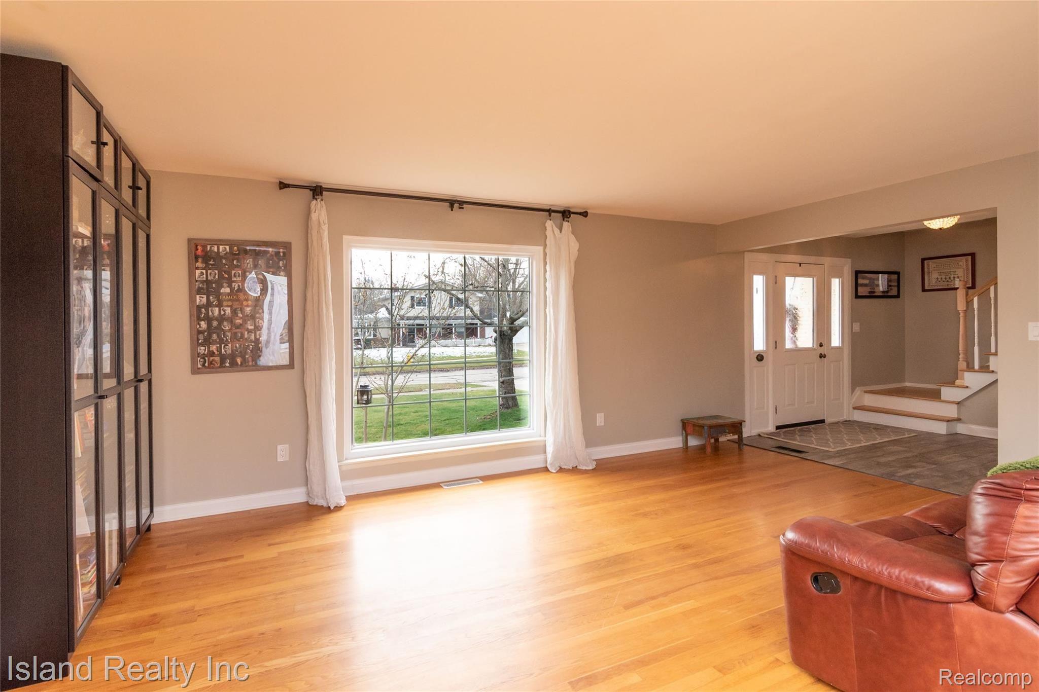 8282 Hampton Road Grosse Ile, MI 48138 - Photo 6 of 40 DSC_2765-HDR-Edit.jpg