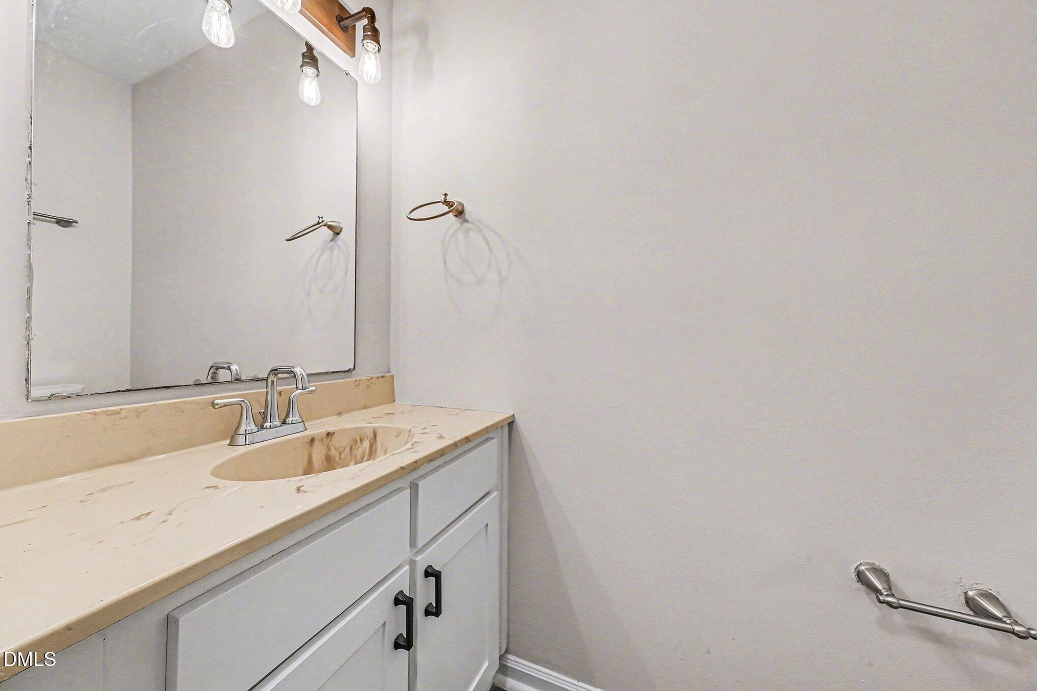 1509 Clermont Road, Unit T27 Durham, NC 27713 - Photo 14 of 26 a bathroom with a sink and a bathtub