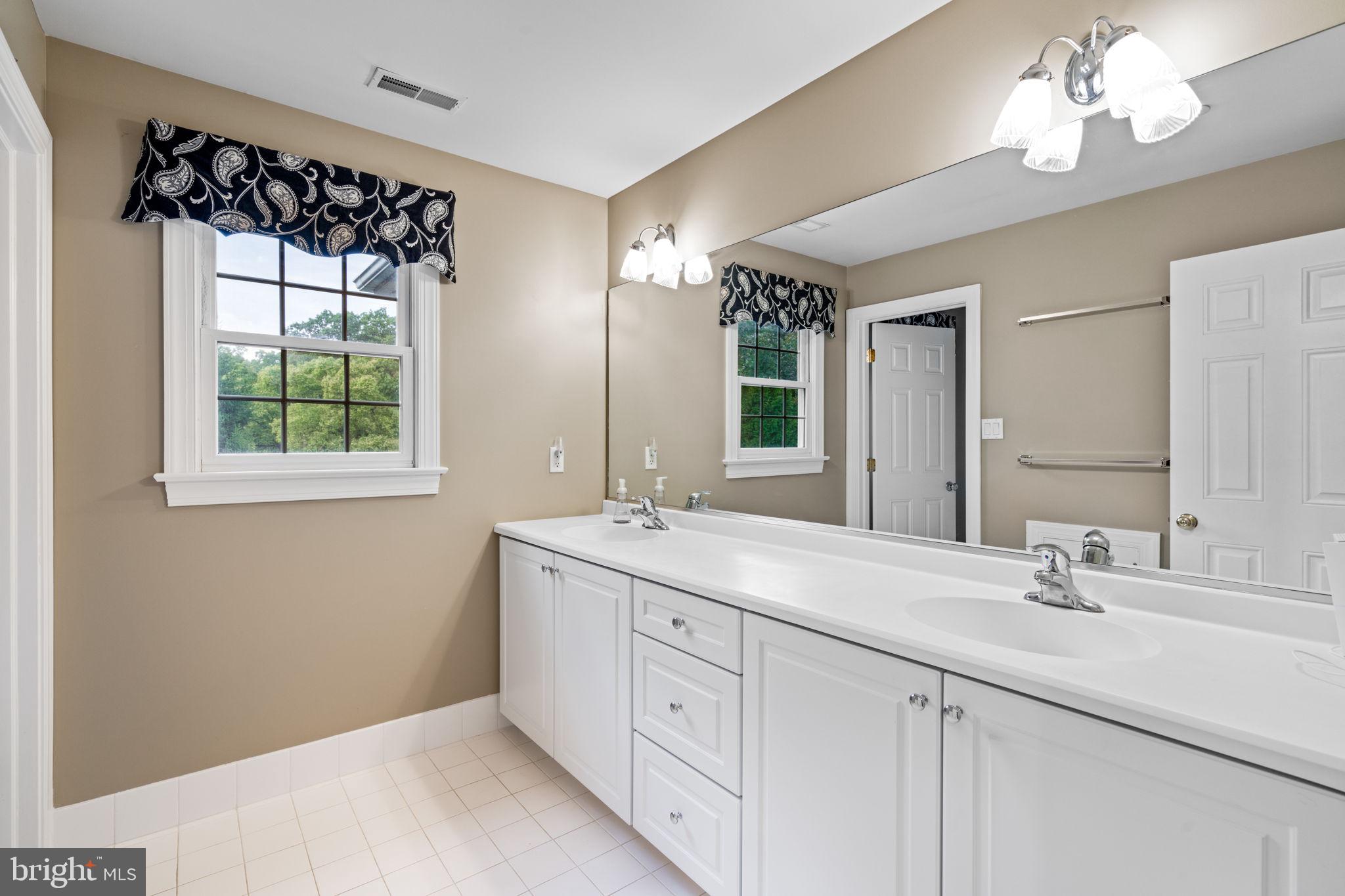 815 Brower Road Wayne, PA 19087 - Photo 55 of 84 Large 2nd floor Hallway Bath