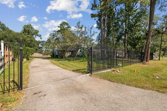 a view of a house with backyard and tree