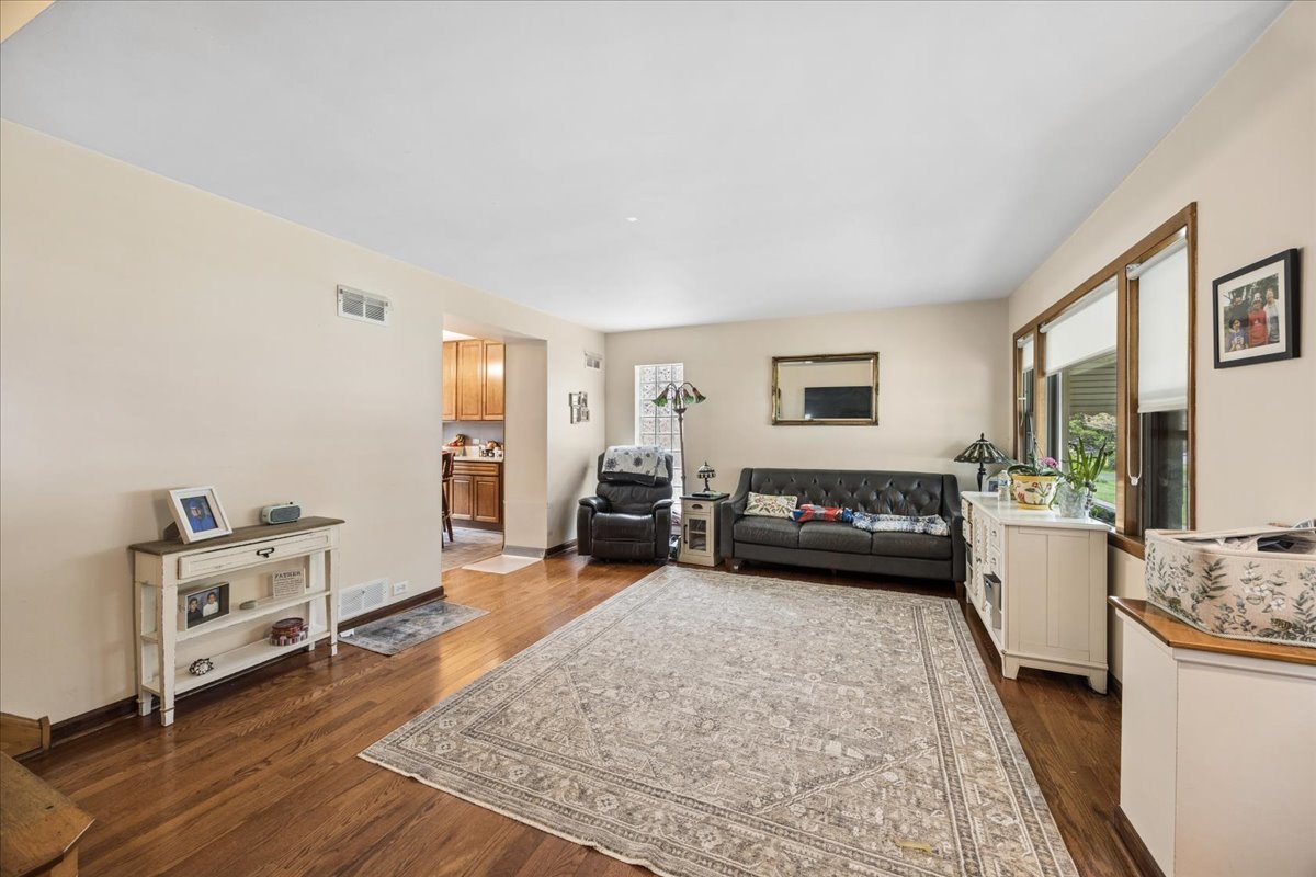 285 Des Plaines Avenue Riverside, IL 60546 - Photo 3 of 23