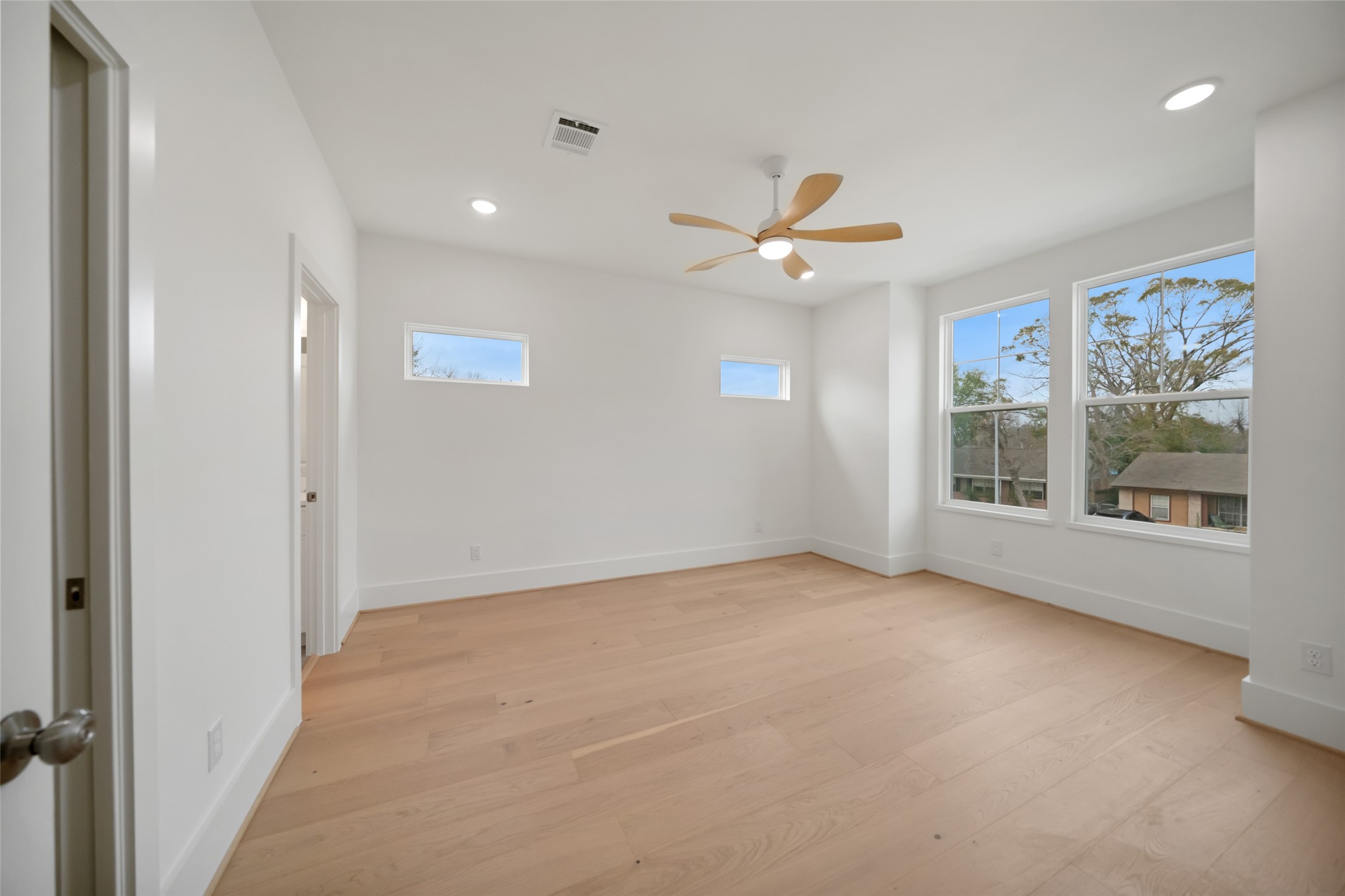 8521 Friendship Road Houston, TX 77080 - Photo 38 of 49 an empty room with windows and ceiling fan