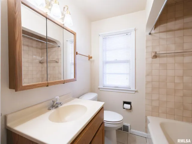 $133,900 | 207 West Maywood Avenue, Peoria, IL 61604