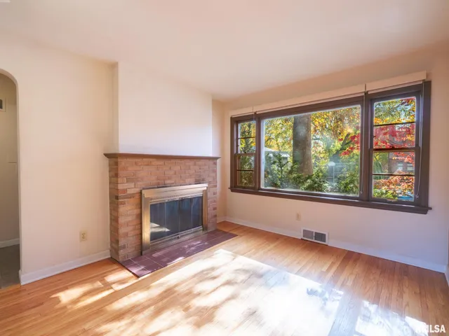 $133,900 | 207 West Maywood Avenue, Peoria, IL 61604