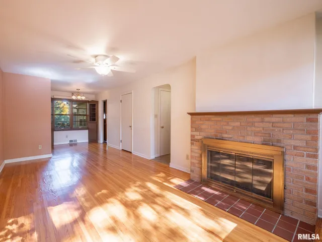 $133,900 | 207 West Maywood Avenue, Peoria, IL 61604