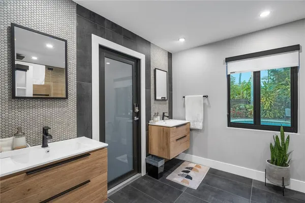 $8,000 | 425 Northeast 25th Street, Wilton Manors, FL 33305