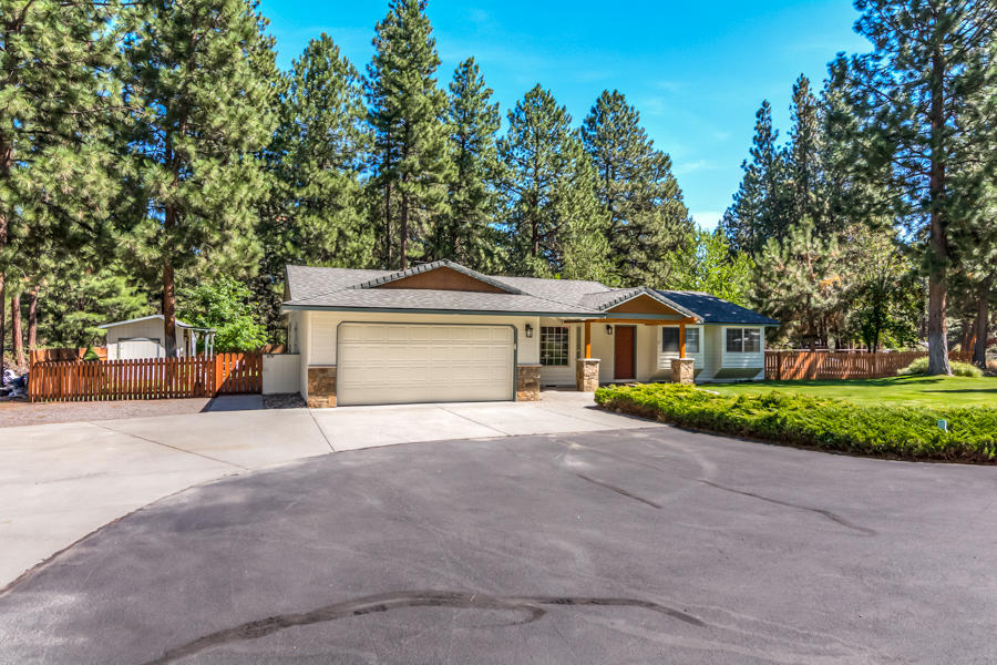 19116 Kiowa Road Bend, OR 97702 - Photo 6 of 38 Asphalt and concrete circle drive & parking.