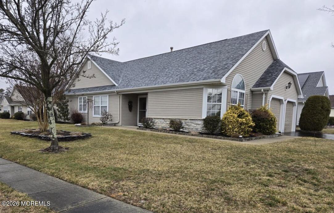 a view of a house with backyard and trees