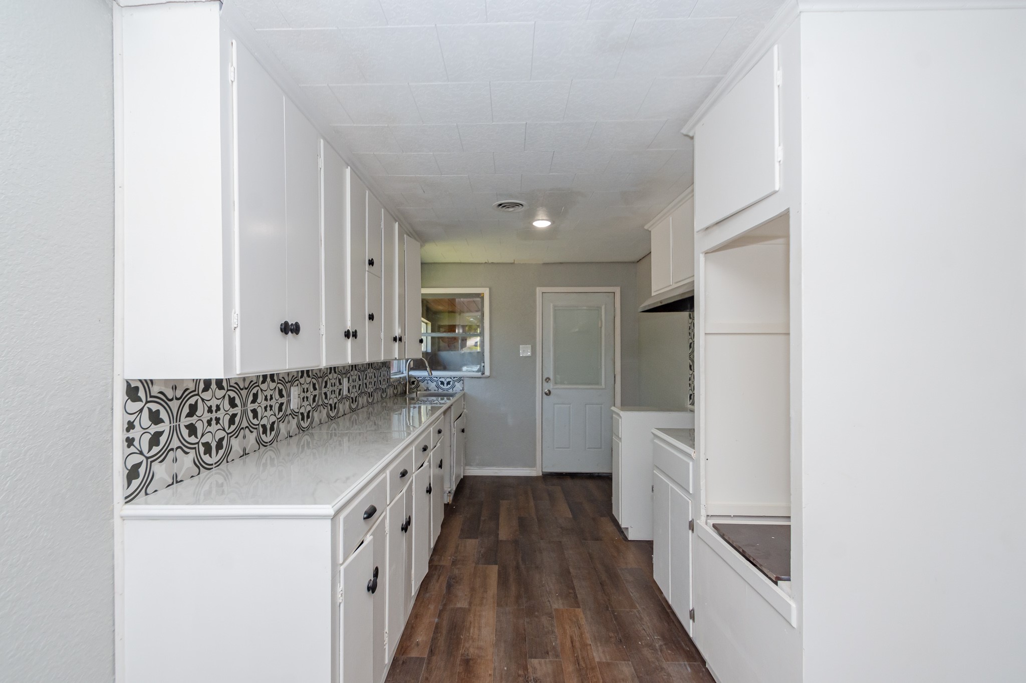 1230 West 4th Street Freeport, TX 77541 - Photo 18 of 49 Lots of counter space with modern backsplash.