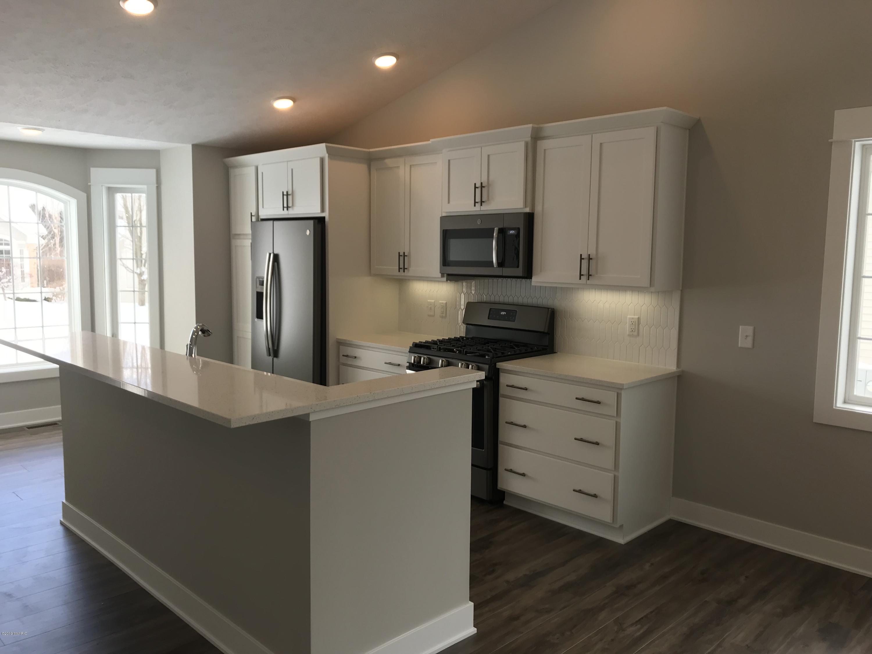 76 Round Hill Road, Unit 20 Kalamazoo, MI 49009 - Photo 3 of 19 IMG_5328