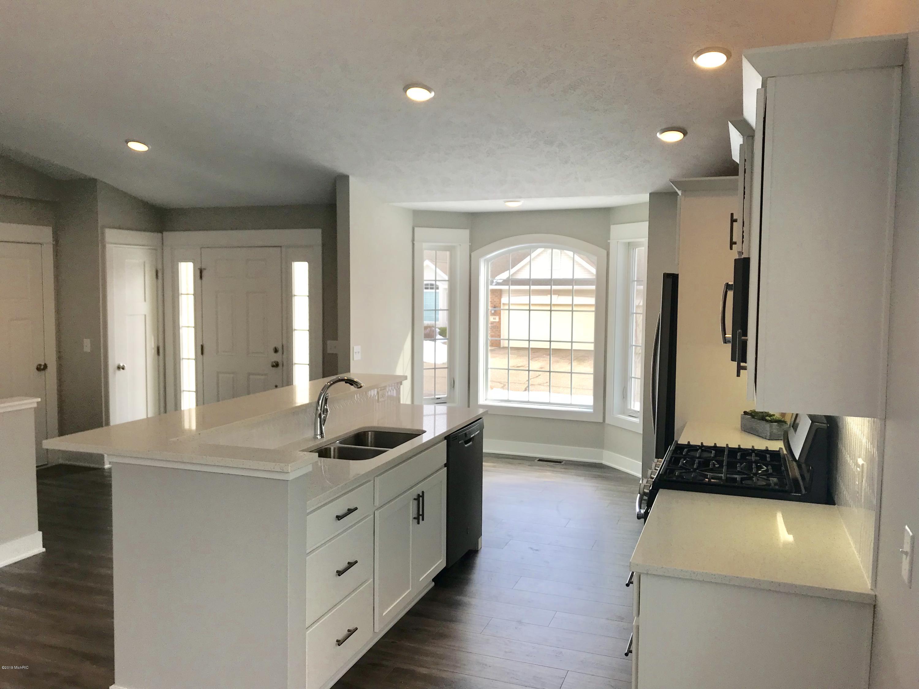 76 Round Hill Road, Unit 20 Kalamazoo, MI 49009 - Photo 5 of 19 IMG_5592