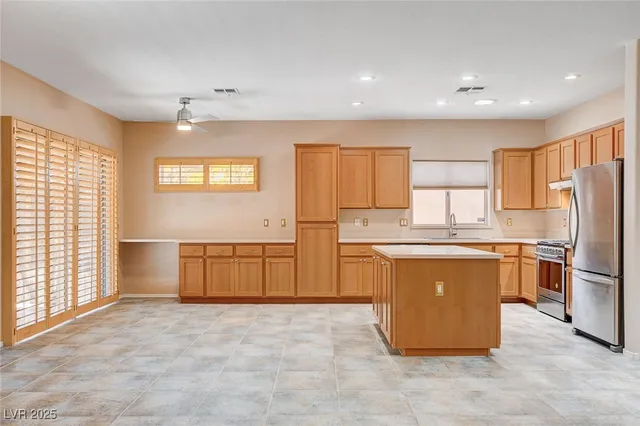 $2,100 | 1684 Rockcrest Hills Avenue, Henderson, NV 89052