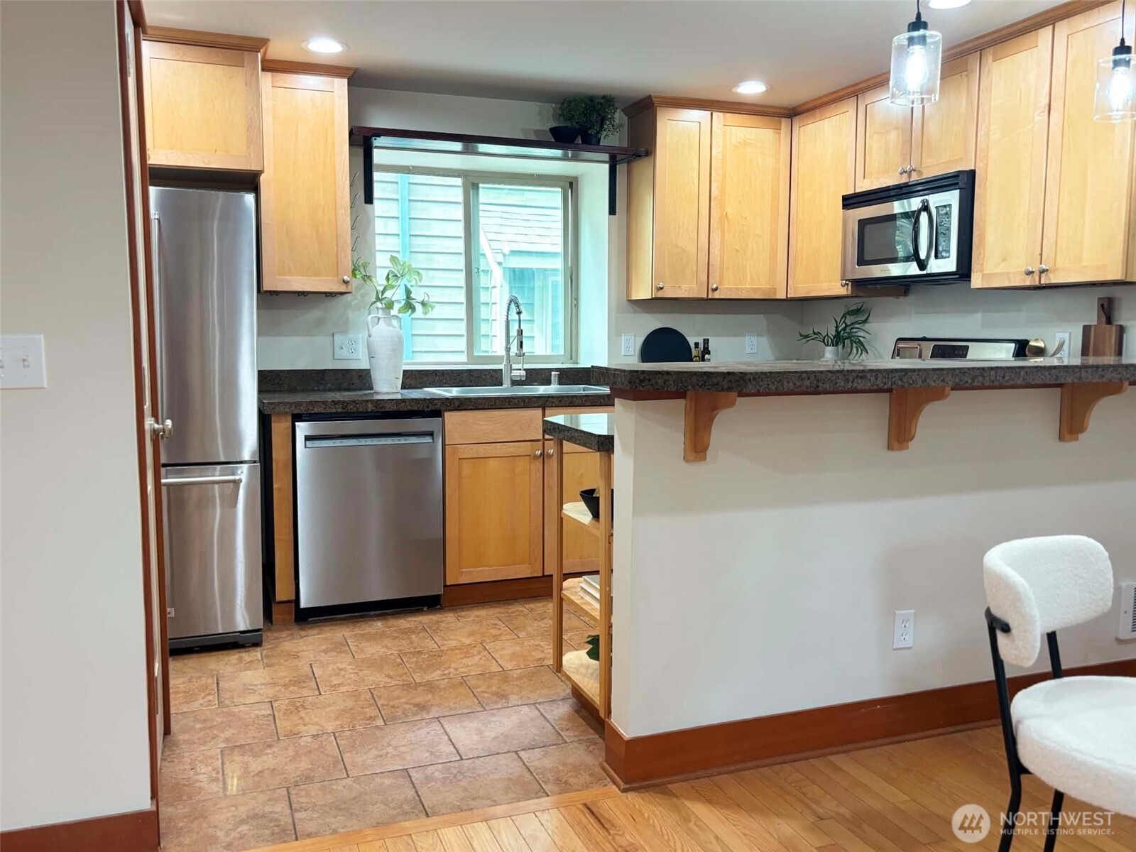 741 North 94th Street, Unit B Seattle, WA 98103 - Photo 17 of 32