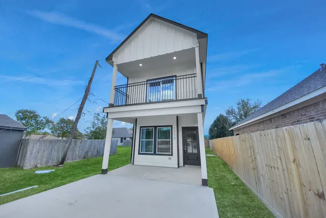 $2,100 | 1110 East Main Street, La Porte, TX 77571