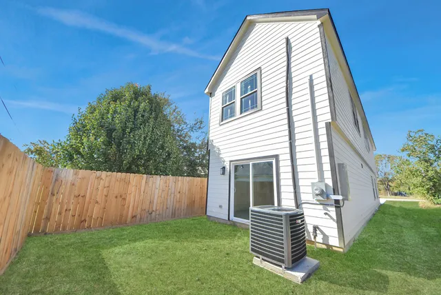 $2,100 | 1110 East Main Street, La Porte, TX 77571