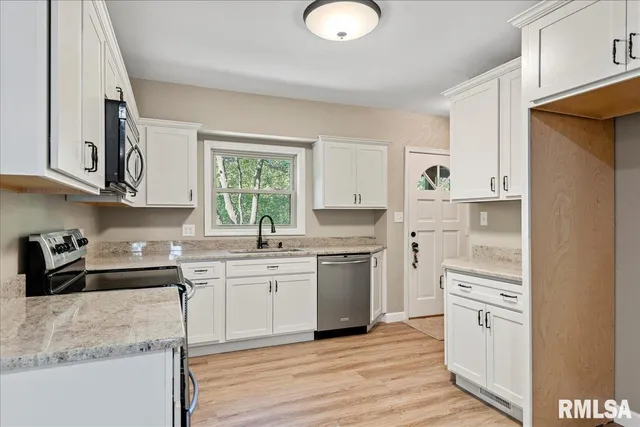 $399,900 | 820 West Lake Shore Drive, Springfield, IL 62712