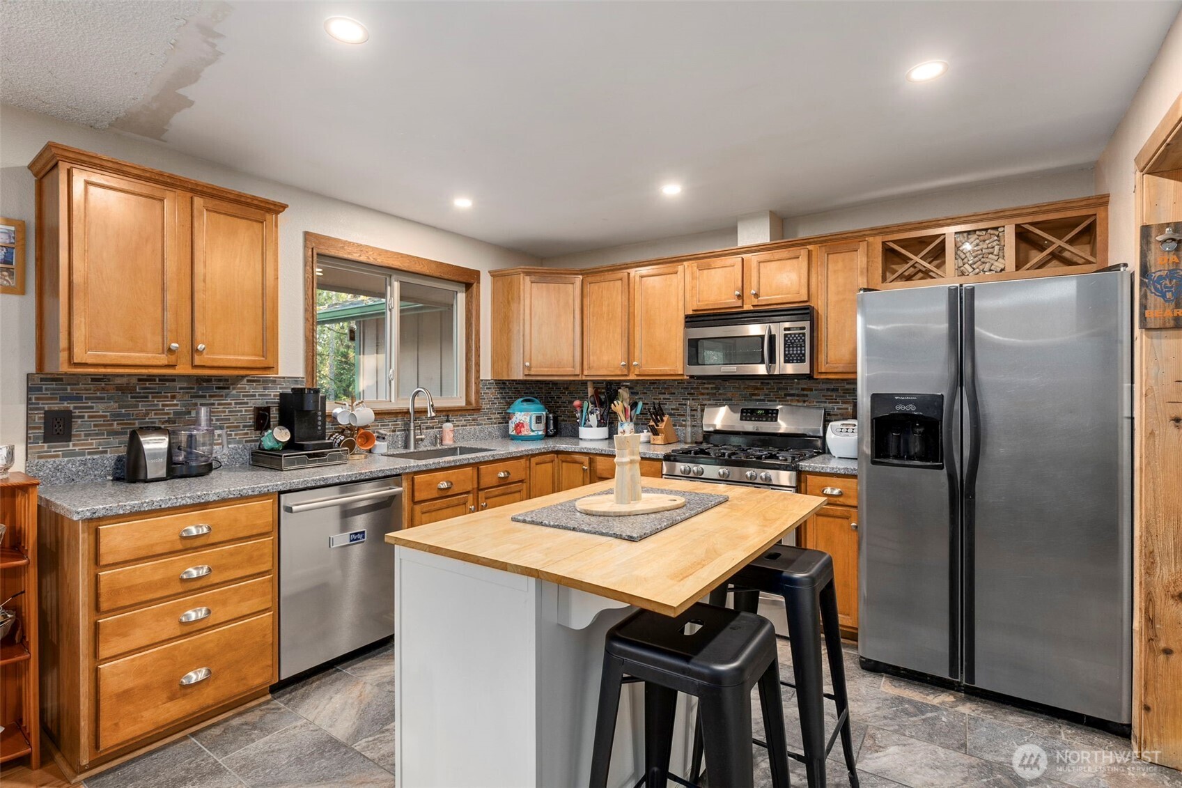 203 Northeast Alnus Way Bremerton, WA 98310 - Photo 8 of 38
