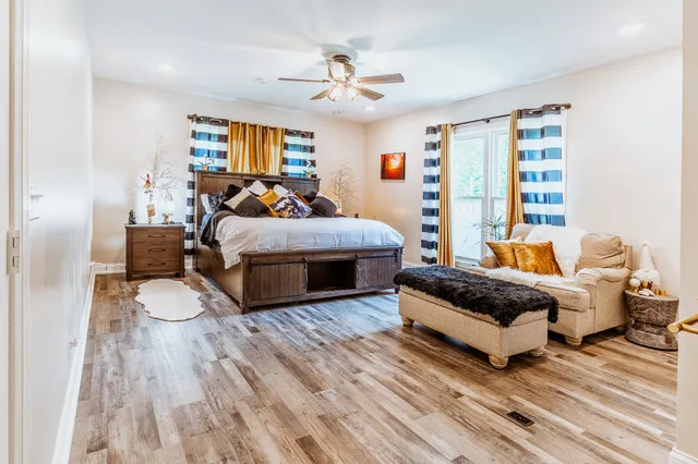 a view of a back yard