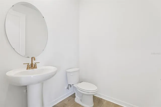 a view of livingroom with furniture