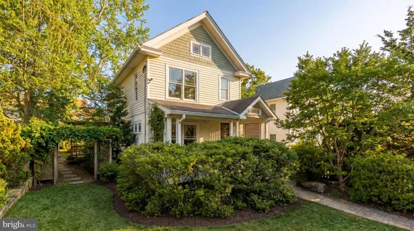 a view of house with garden