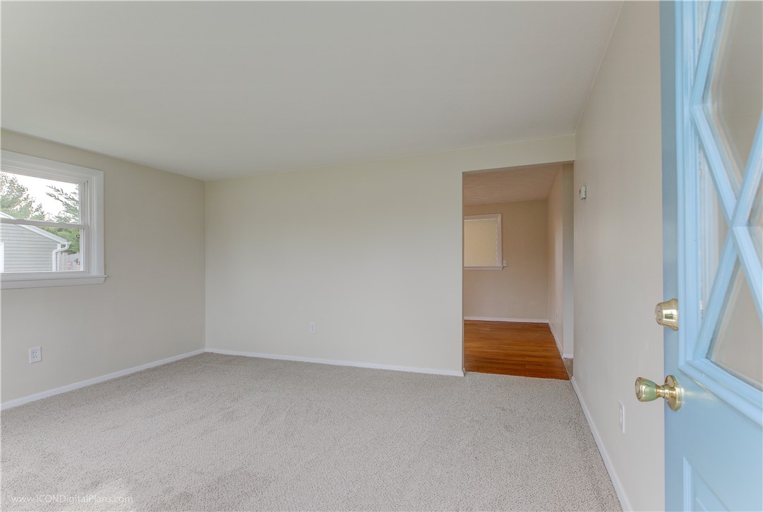 27 Rosedale Drive Bristol, RI 02809 - Photo 5 of 34 Light filled living room