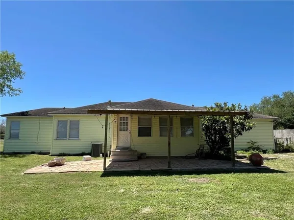 a view of a back yard of the house
