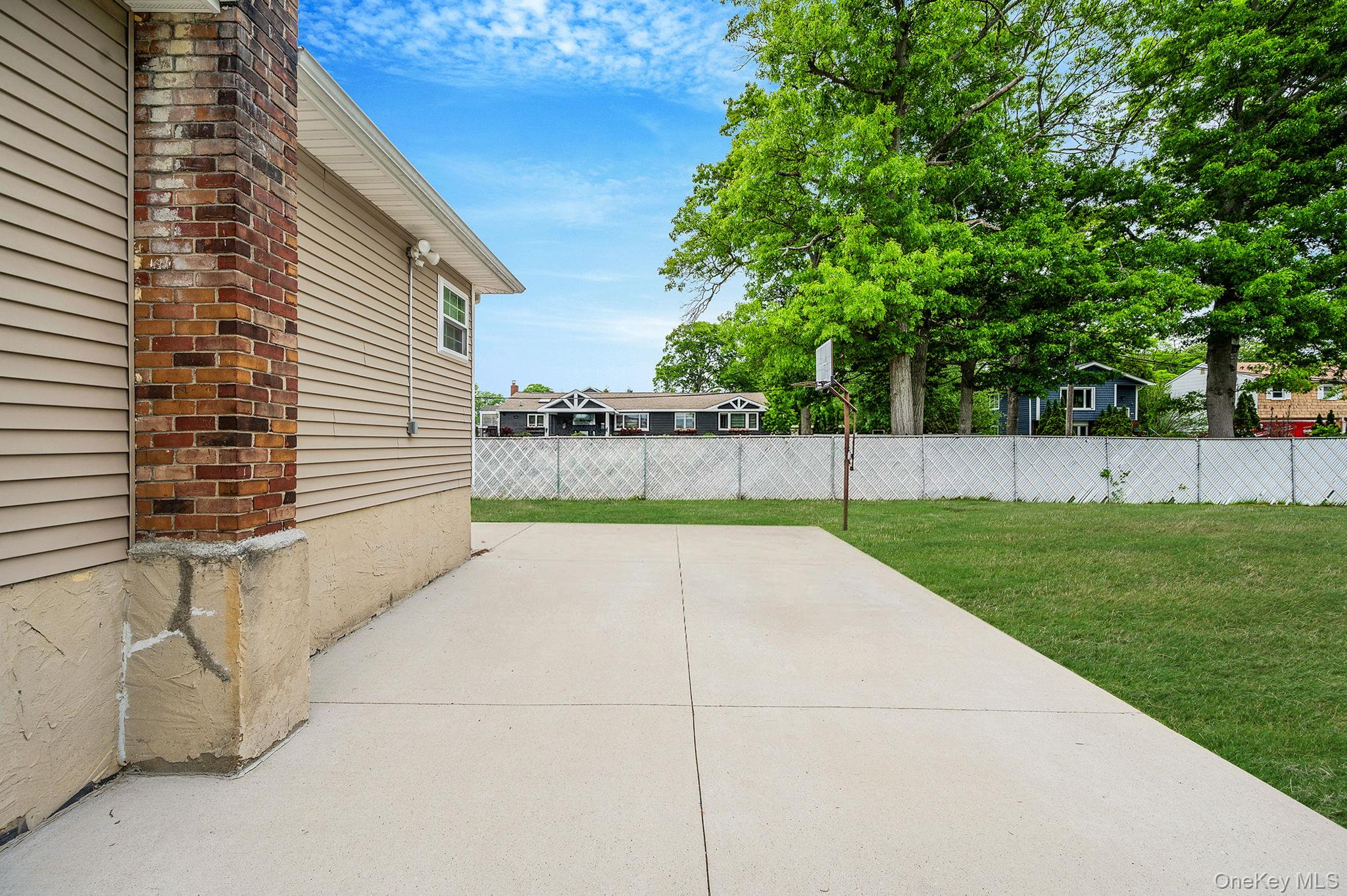 225 Ralph Avenue Babylon, NY 11702 - Photo 4 of 18