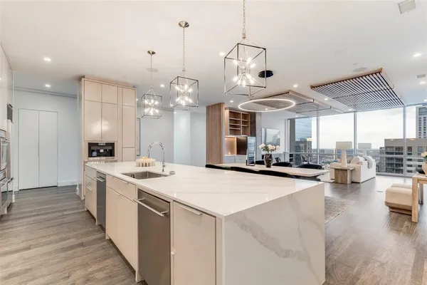 a large kitchen with kitchen island a large island in it