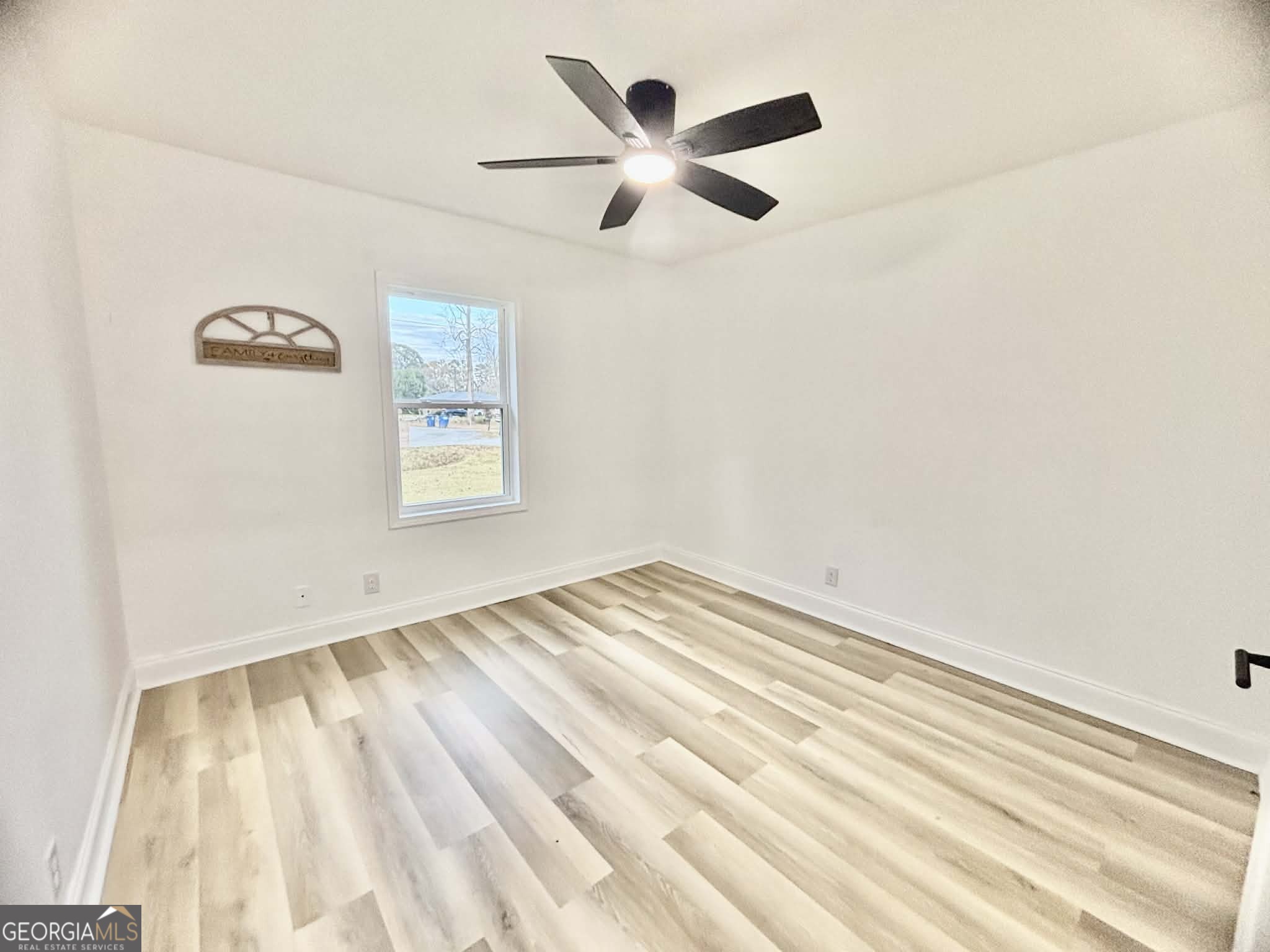 2800 South Estates Road Macon, GA 31216 - Photo 18 of 27 a view of empty room with wooden floor