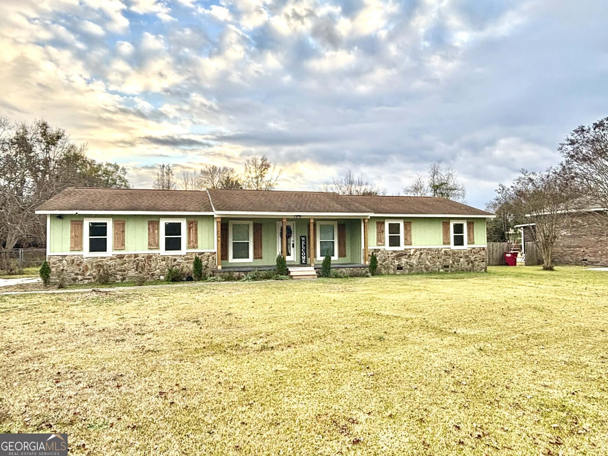 2800 South Estates Road Macon, GA 31216 - Photo 2 of 27 a front view of a house with a garden