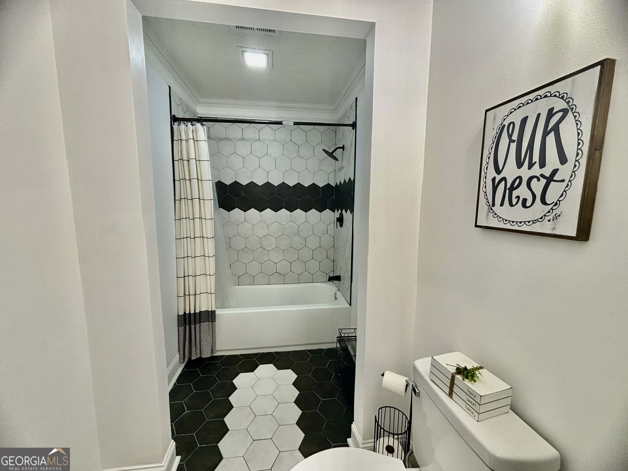 2800 South Estates Road Macon, GA 31216 - Photo 23 of 27 a bathroom with a bathtub and a shower