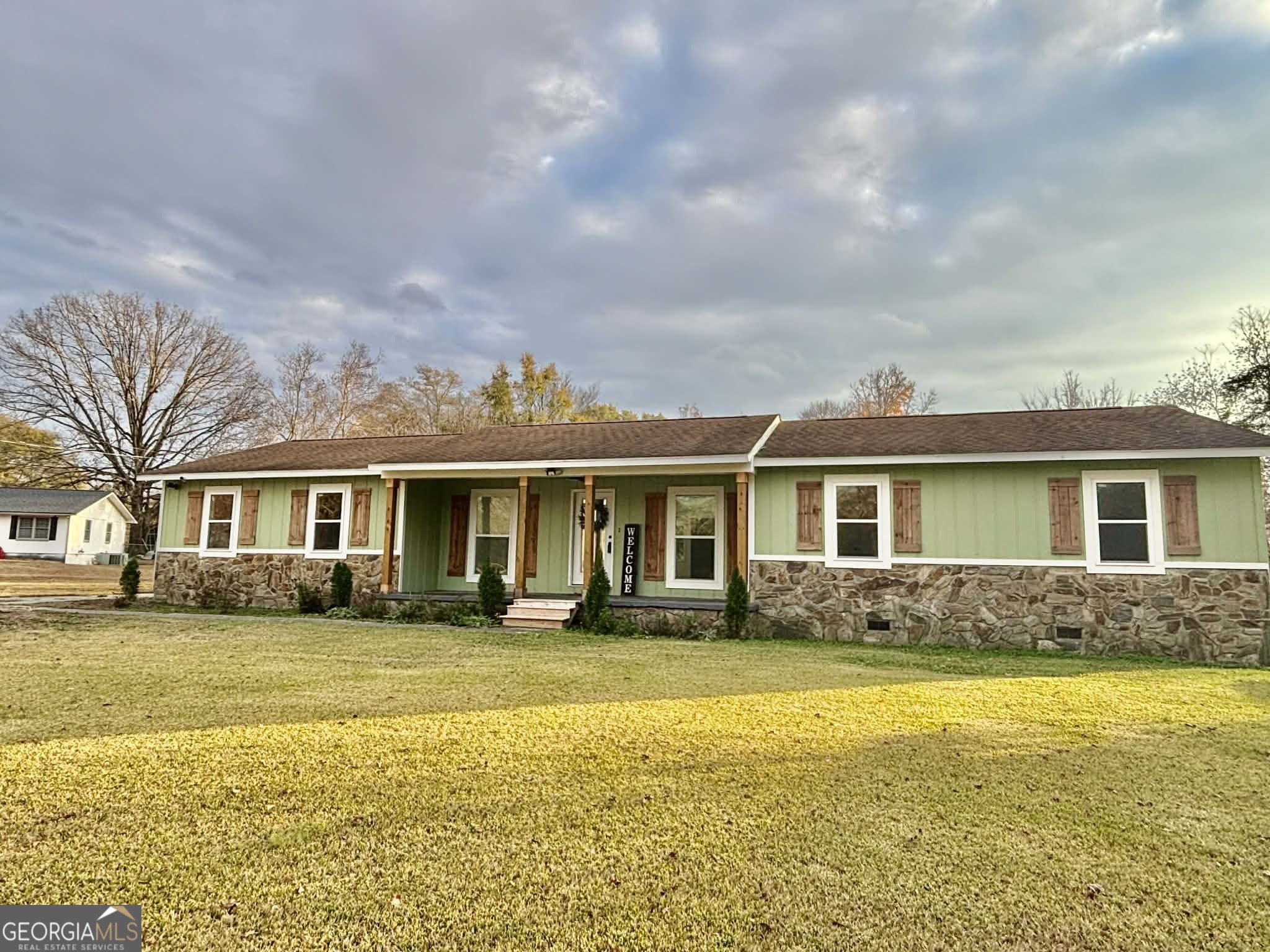 2800 South Estates Road Macon, GA 31216 - Photo 3 of 27 a front view of a house with a garden