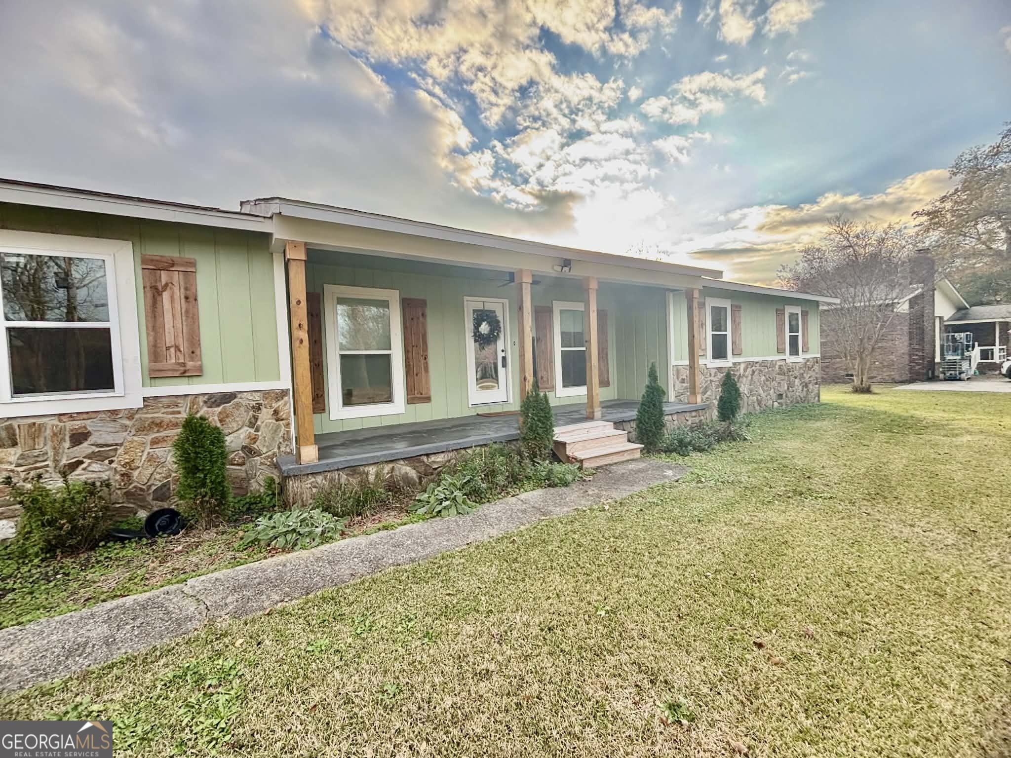2800 South Estates Road Macon, GA 31216 - Photo 5 of 27 a front view of a house with garden