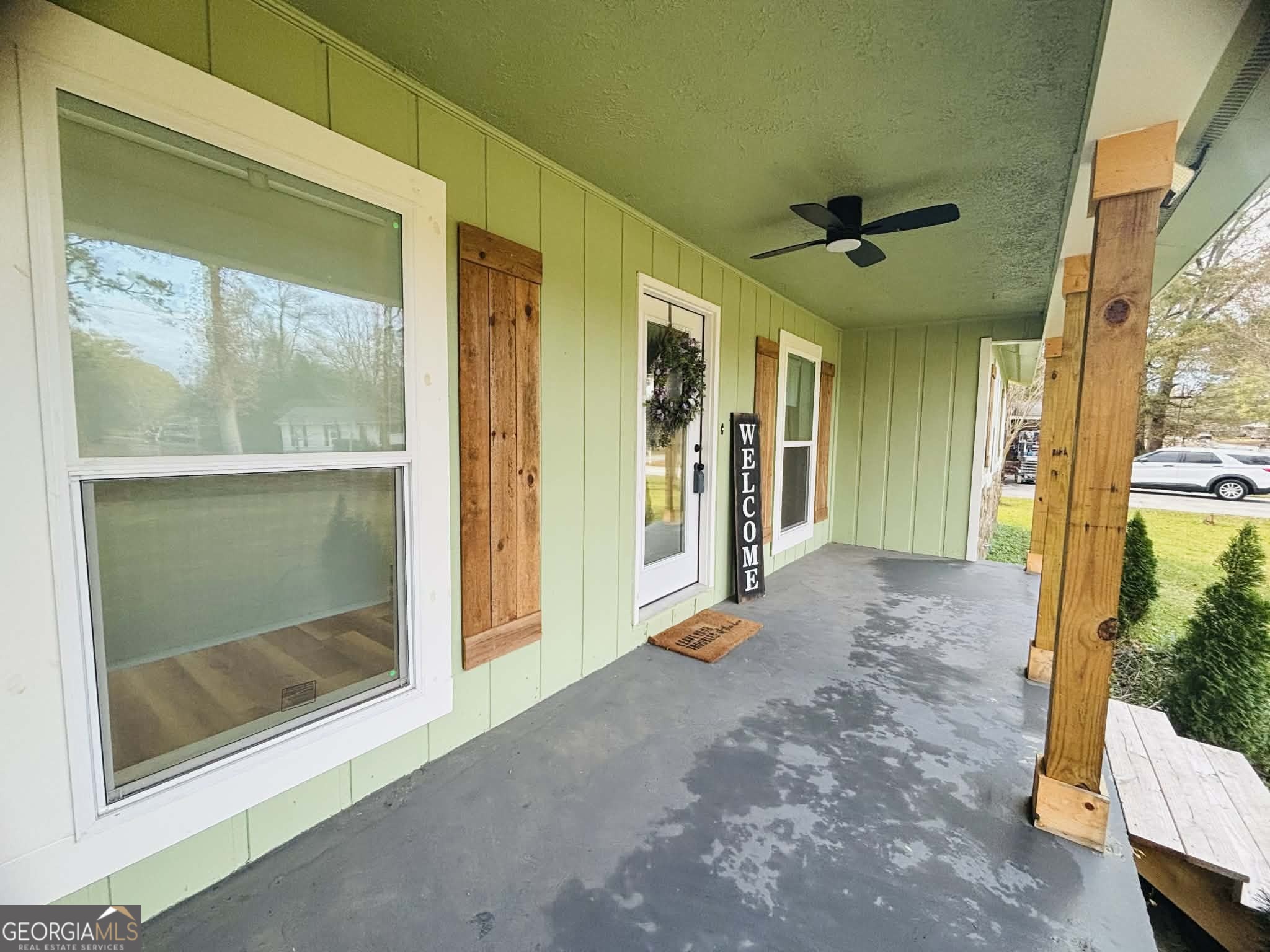 2800 South Estates Road Macon, GA 31216 - Photo 7 of 27 a view of a hallway with a glass door and a window