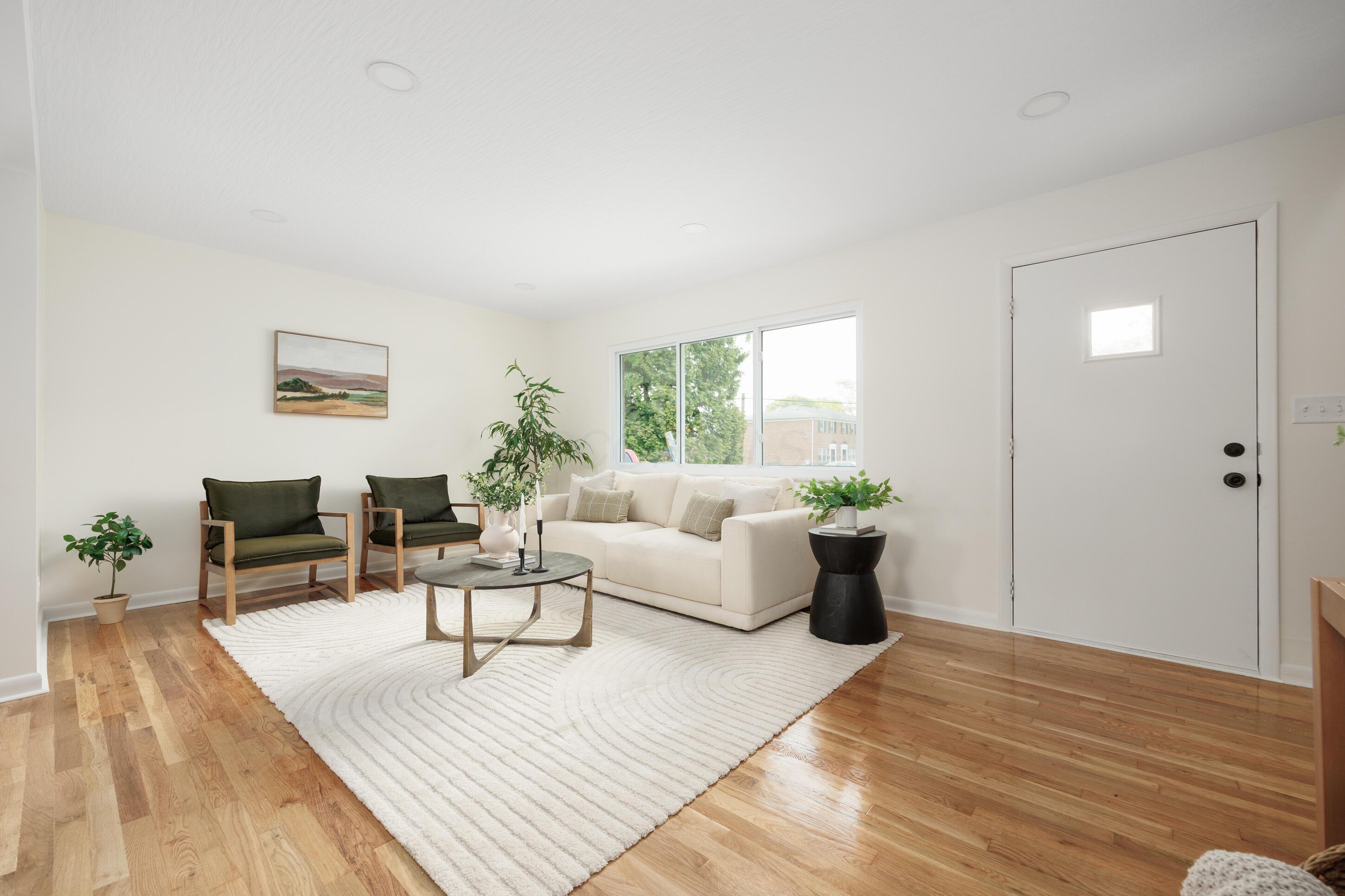 1079 Loring Road Columbus, OH 43224 - Photo 7 of 48 Living Room