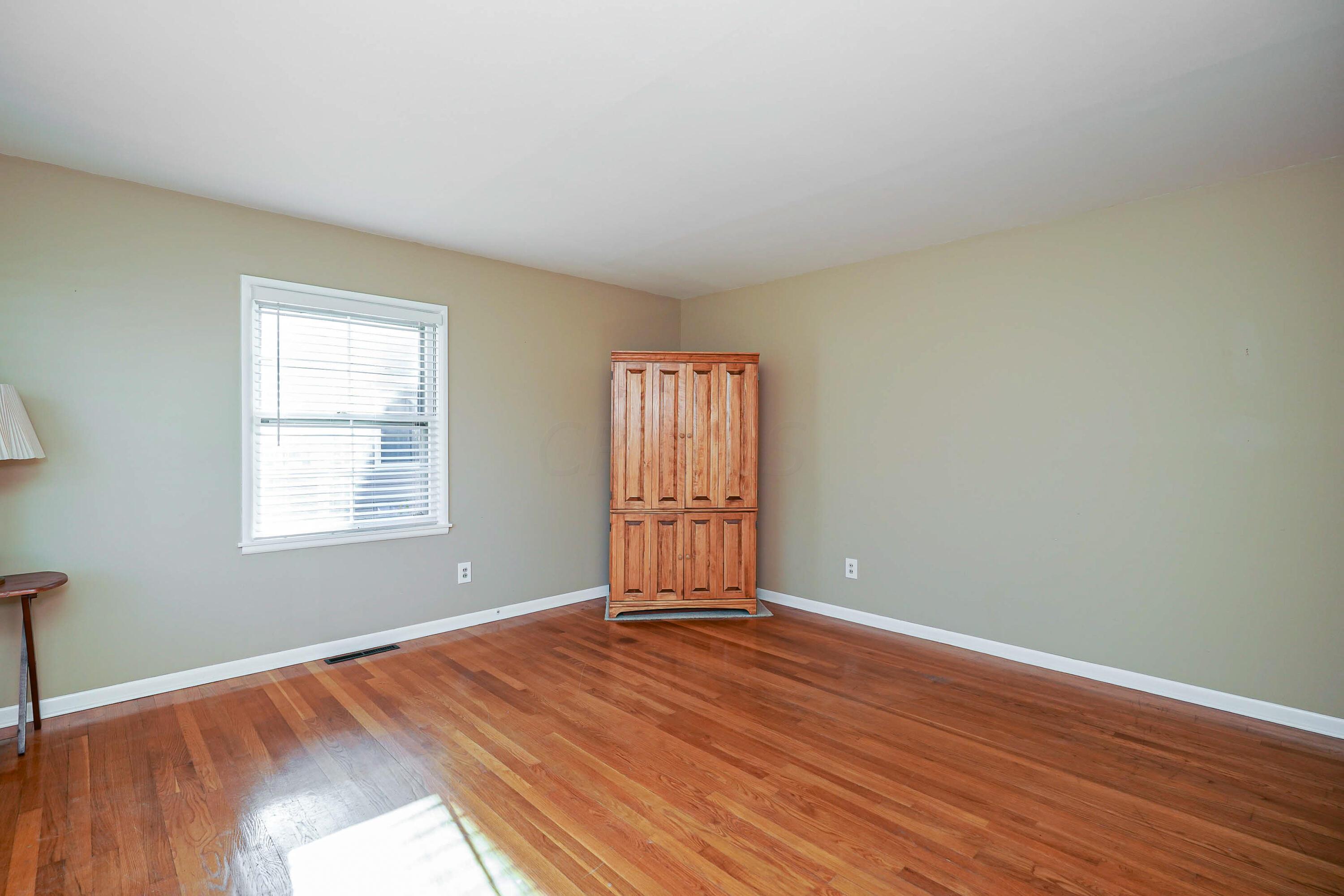 413 Darbyhurst Road Columbus, OH 43228 - Photo 4 of 34 Family Room