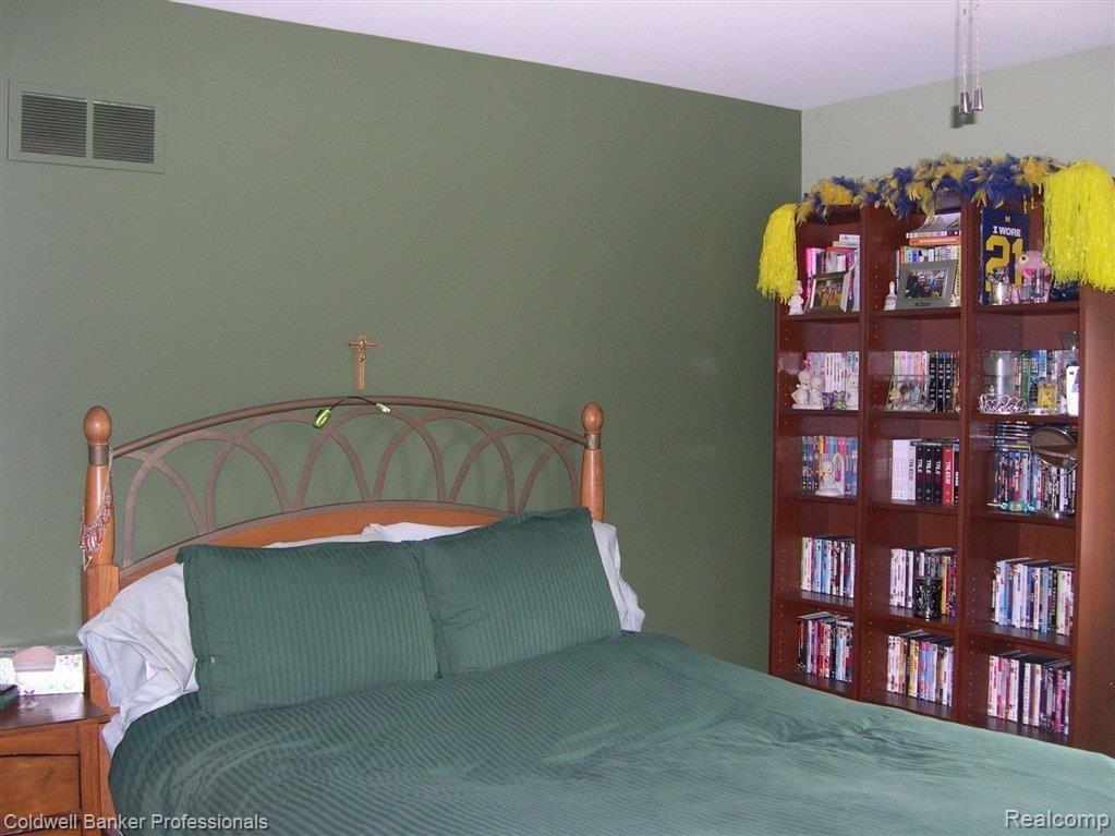 142 Spruce Lane Rochester, MI 48307 - Photo 13 of 23 Bedroom Four
