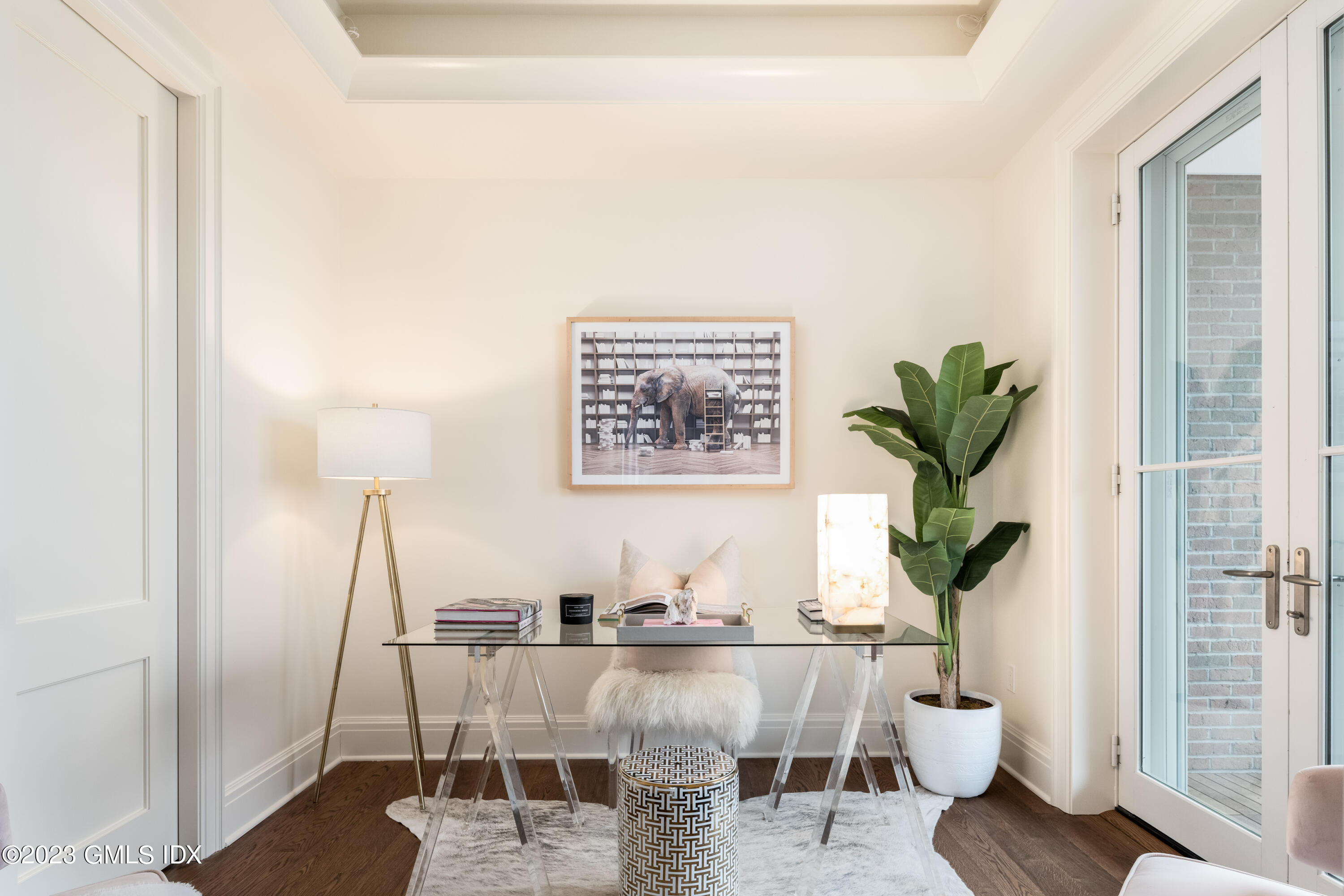 62 Mason Street, Unit 2W Greenwich, CT 06830 - Photo 8 of 15 a living room with furniture and a potted plant