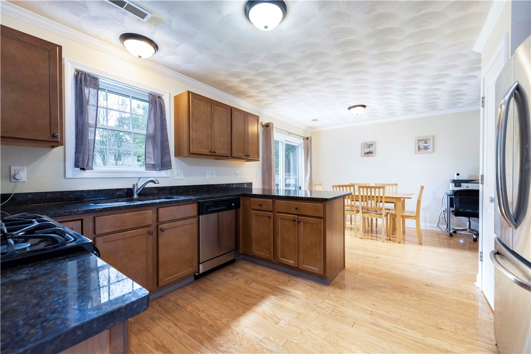 Eat-in kitchen