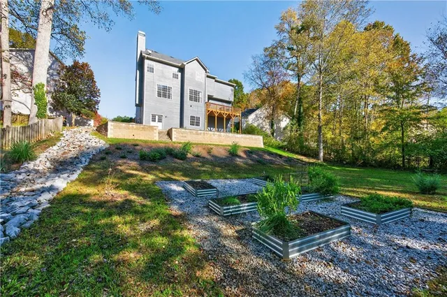 a view of a house with a yard