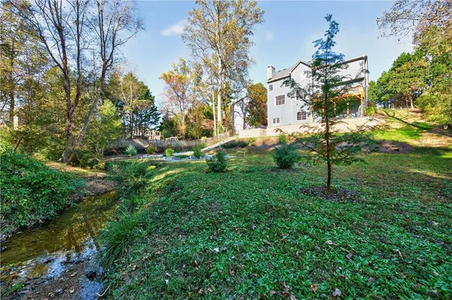a view of yard with green space