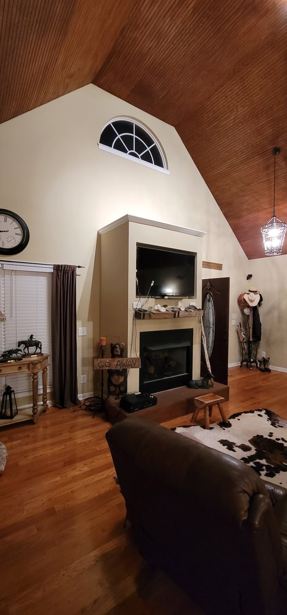 6197 H B Lee Road Springfield, TN 37172 - Photo 12 of 60 a living room with furniture and a flat screen tv