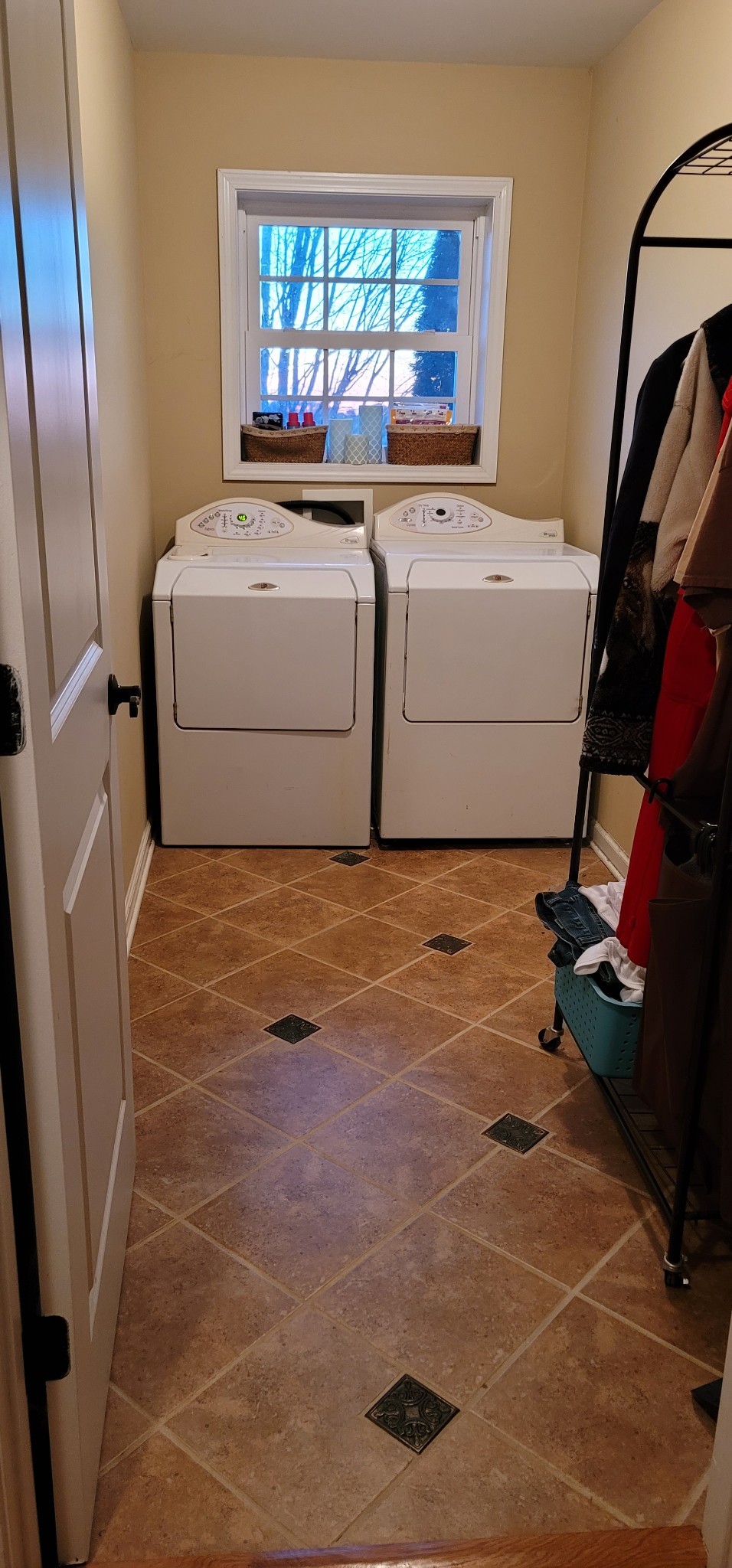 6197 H B Lee Road Springfield, TN 37172 - Photo 36 of 60 a utility room with dryer and washer