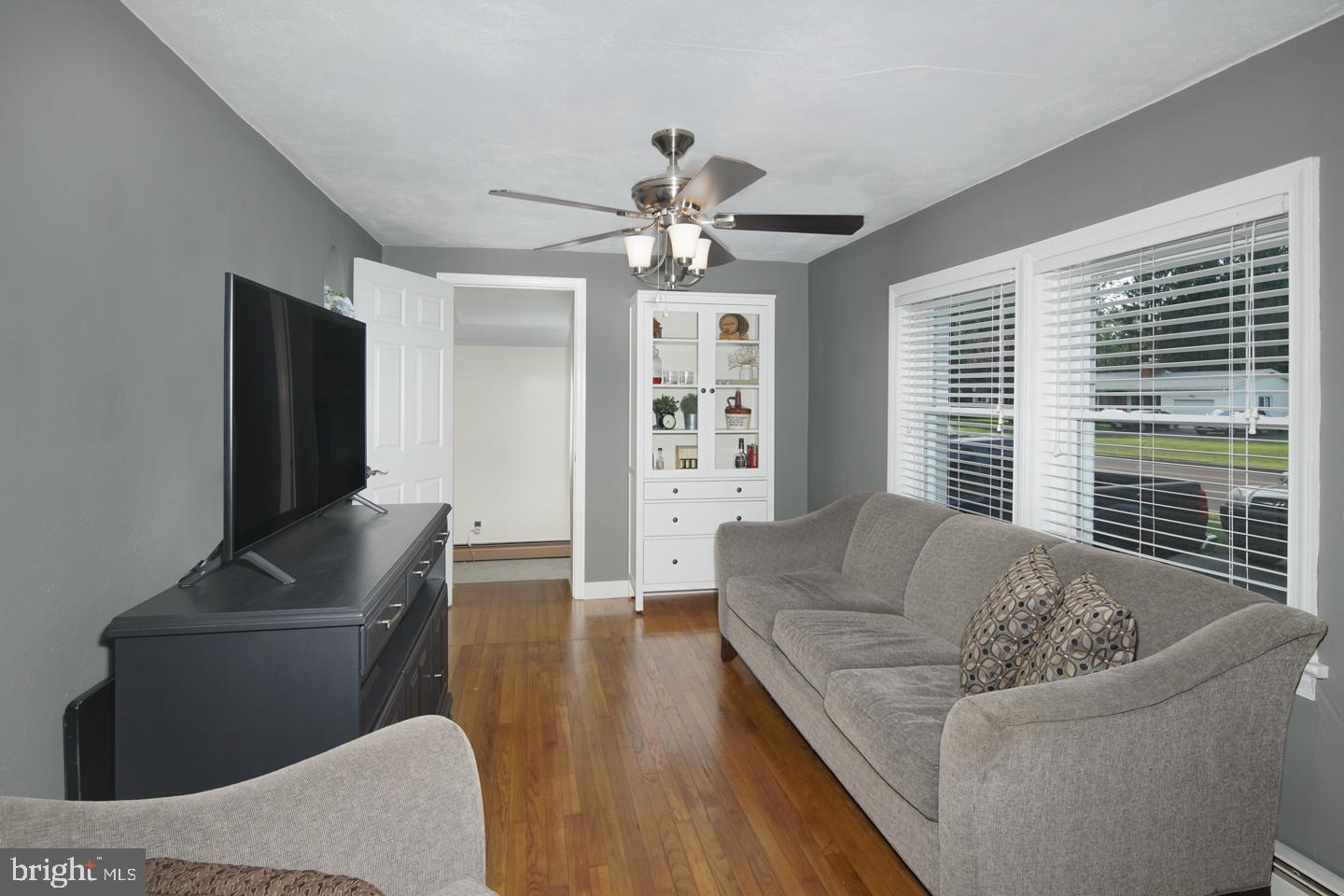 147 Upper Ferry Road Ewing, NJ 08618 - Photo 5 of 25 Livingroom