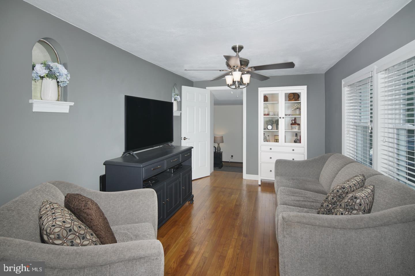 147 Upper Ferry Road Ewing, NJ 08618 - Photo 6 of 25 Livingroom