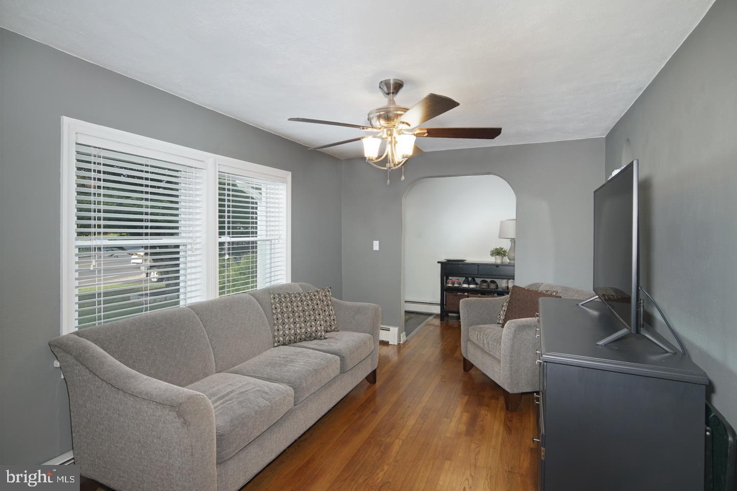 147 Upper Ferry Road Ewing, NJ 08618 - Photo 7 of 25 Livingroom