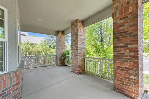 a view of entryway with garden